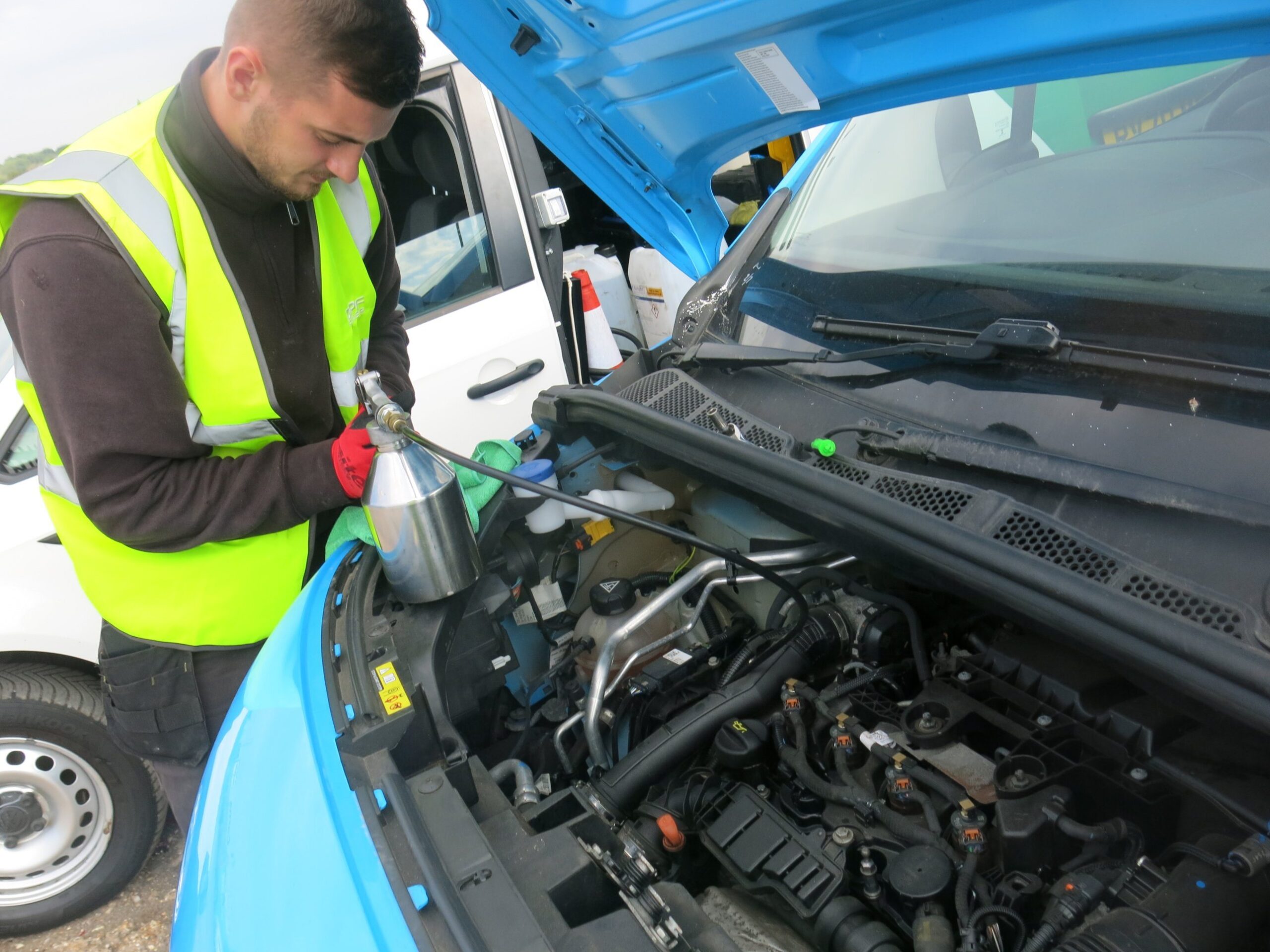 DPF Fixer engineer carrying out on-vehicle filter cleaning on a van